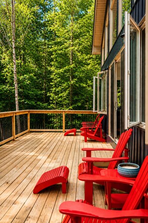 Terrace/patio - Sutton Lakehouse on Three Mile Lake in Muskoka (Utterson)