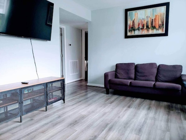 Smart TV - Private 3 Bedroom Duplex Near BWI/Easy Access I95/Baltimore (Linthicum Heights)