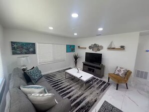 Living area - The Ocean's Cove - Free Parking (Orlando)