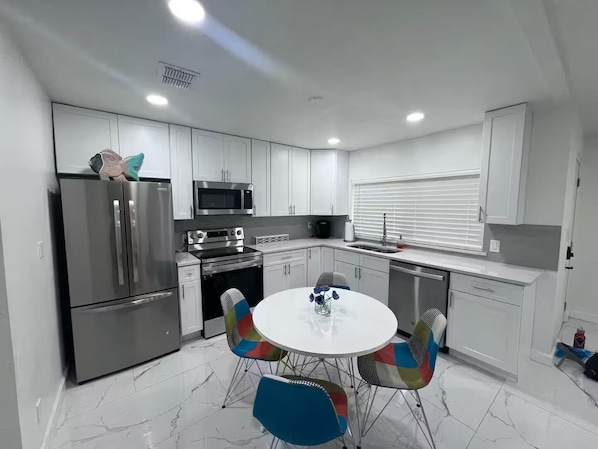 Frigorífico, microondas, horno y placa de cocina