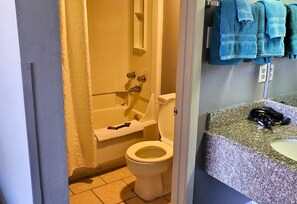 Séchoir à cheveux, bidet, serviettes fournies, savon