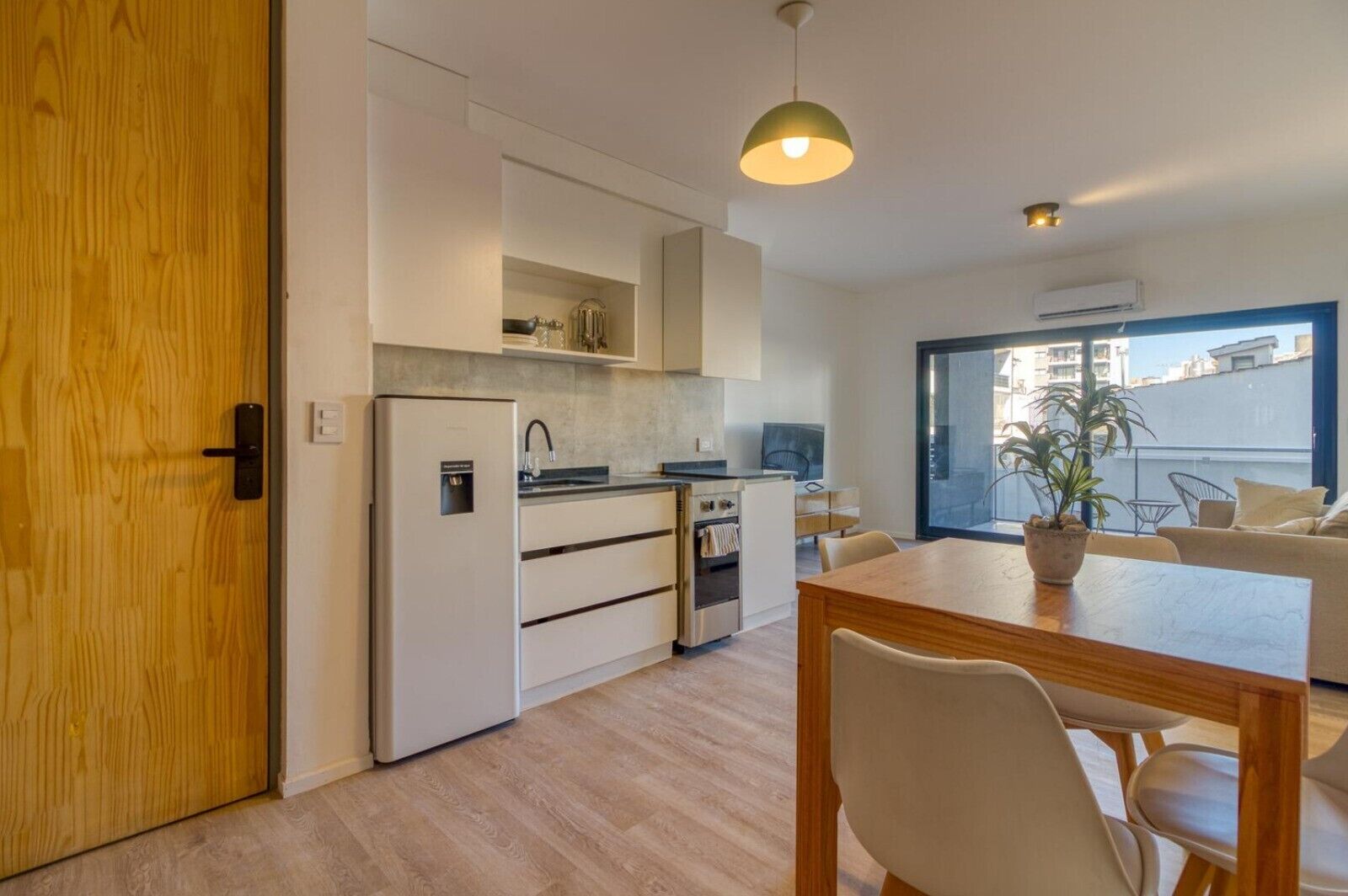 Studio | Cuisine privée | Grand réfrigérateur, four, batterie de cuisine, vaisselle et ustensiles