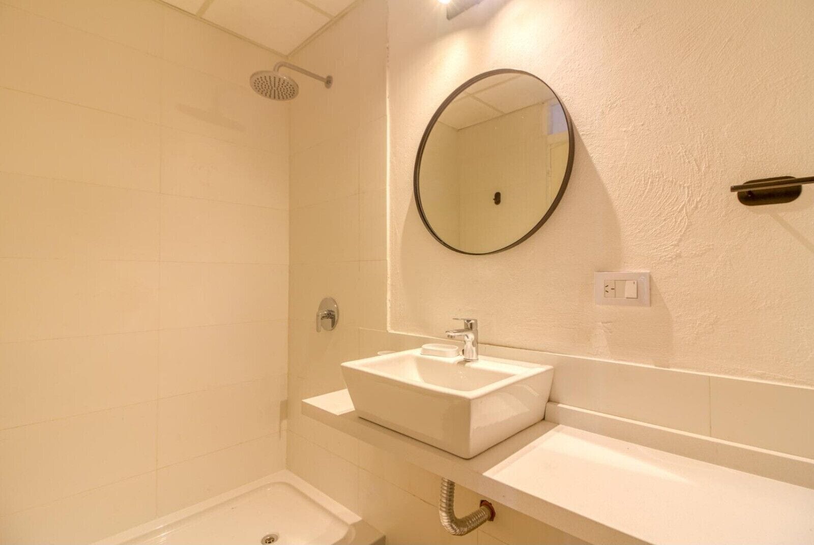 Studio | Bathroom | Shower, hair dryer, towels, soap