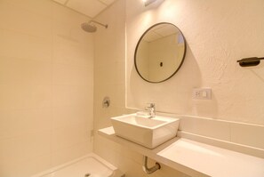 Estudio | Baño | Ducha, secador de pelo, toallas y jabón