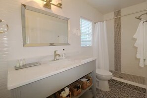 Hair dryer, towels, soap, shampoo - Cozy Studio - Centrally Located - Free Parking (Orlando)