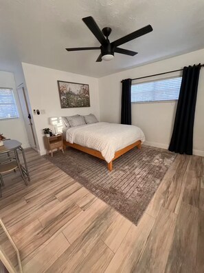 Iron/ironing board, free WiFi, bed sheets - Cozy Studio - Centrally Located - Free Parking (Orlando)
