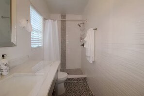 Hair dryer, towels, soap, shampoo - Cozy Studio - Centrally Located - Free Parking (Orlando)