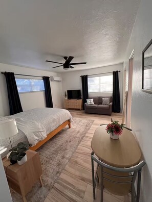 Iron/ironing board, free WiFi, bed sheets - Cozy Studio - Centrally Located - Free Parking (Orlando)
