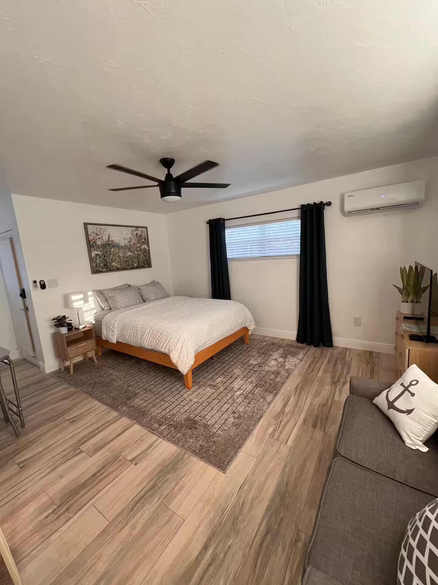 Iron/ironing board, free WiFi, bed sheets