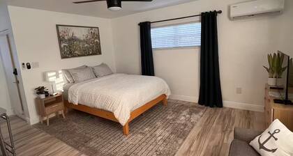 Cozy Studio - Centrally Located - Free Parking