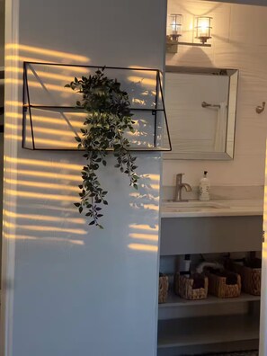 Hair dryer, towels, soap, shampoo - Cozy Studio - Centrally Located - Free Parking (Orlando)