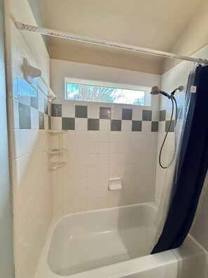 Jetted bath, hair dryer, towels, soap - 3-bedroom house in perfect Pearland with cool AC breeze (Pearland)
