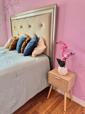 3 bedrooms, iron/ironing board, WiFi, bed sheets