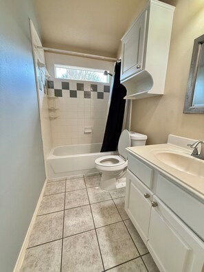 Jetted bath, hair dryer, towels, soap - 3-bedroom house in perfect Pearland with cool AC breeze (Pearland)