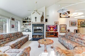 TV, fireplace, books, stereo - Spacious Millsboro Home on 16 Peaceful Acres (Millsboro)