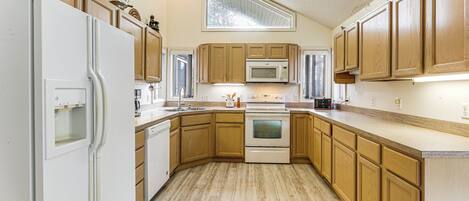 Kjøleskap, mikrobølgeovn, kokeplater og oppvaskmaskin