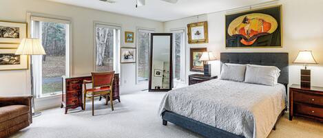 Tabla de planchar con plancha, internet y ropa de cama