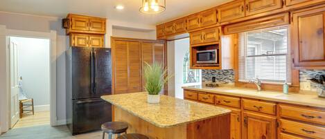 Fridge, microwave, stovetop, dishwasher