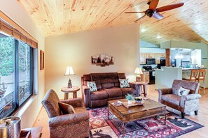 TV, fireplace - White Mountains Cabin: Near Trails & Lake Access! (Show Low)