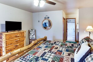 2 bedrooms, desk, Internet, bed sheets - White Mountains Cabin: Near Trails & Lake Access! (Show Low)