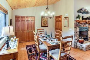 Dining - White Mountains Cabin: Near Trails & Lake Access! (Show Low)