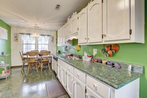 Fridge, microwave, stovetop, dishwasher - Pool & Large Covered Patio! Decatur Family Getaway (Decatur)