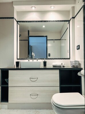 Sèche-cheveux, bidet, serviettes fournies, savon