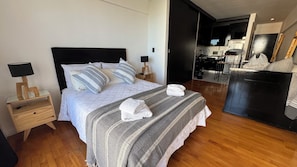1 habitación, tabla de planchar con plancha, wifi gratis y ropa de cama 