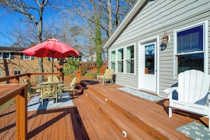 Outdoor dining - Charming Lake Murray Cottage: ‘Breezy's Blyss’ (Gilbert)