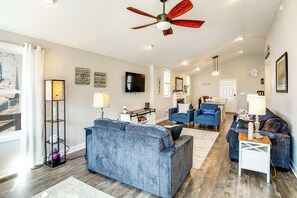 TV, books - Charming Lake Murray Cottage: ‘Breezy's Blyss’ (Gilbert)