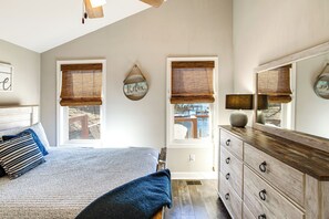 2 bedrooms, iron/ironing board, Internet, bed sheets - Charming Lake Murray Cottage: ‘Breezy's Blyss’ (Gilbert)
