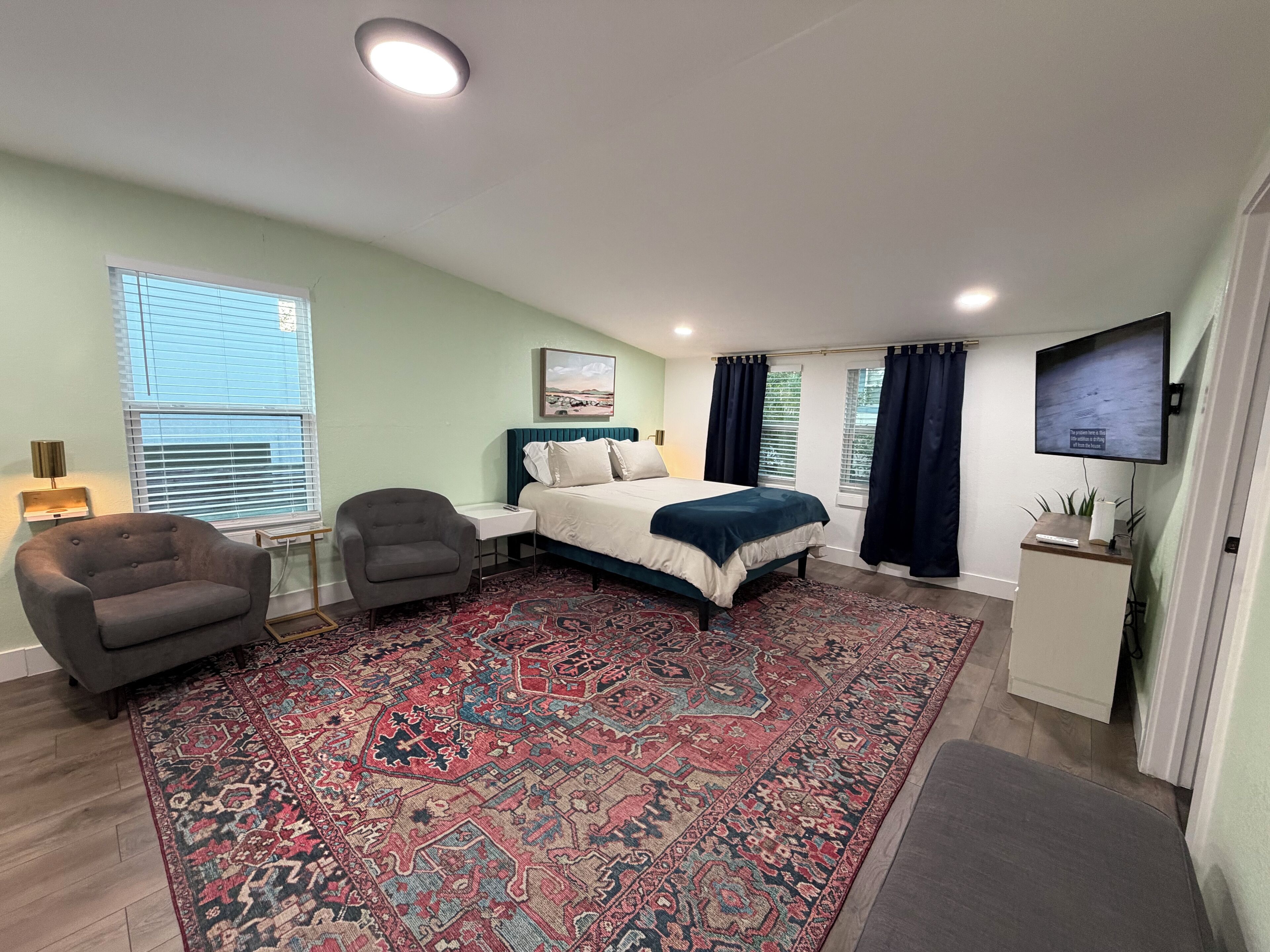 3 bedrooms, iron/ironing board, WiFi, bed sheets