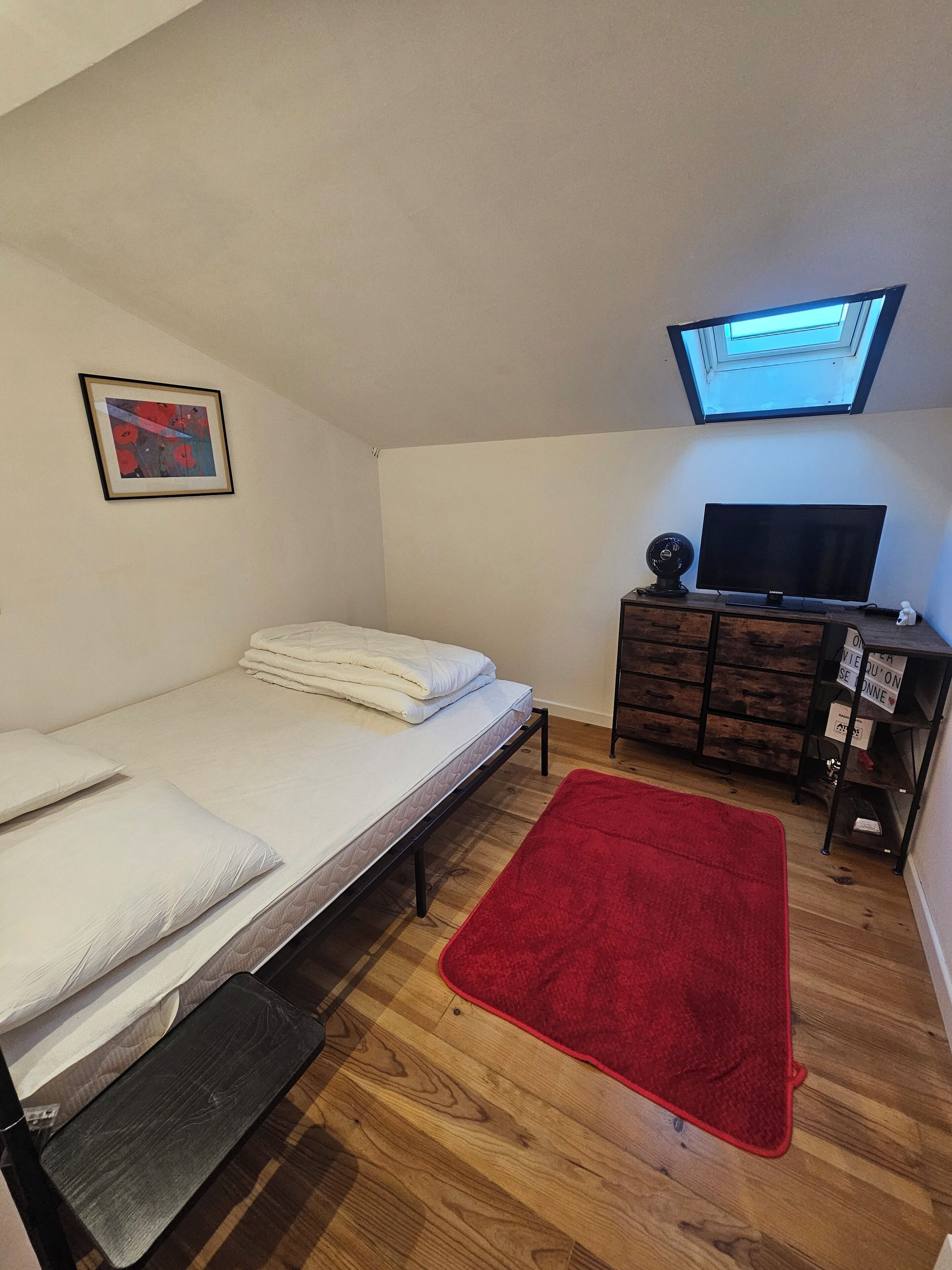 2 bedrooms, iron/ironing board, WiFi
