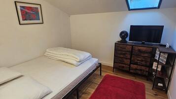 2 bedrooms, iron/ironing board, WiFi