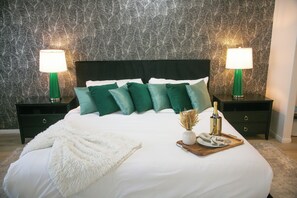 6 bedrooms, iron/ironing board, WiFi, bed sheets - Pluma Verde Vista: 6BR Retreat w/ Pool, Spa, & Games (Coachella)