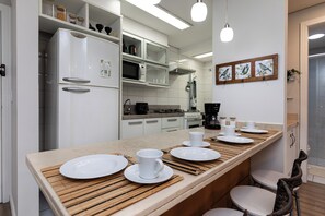 冰箱、微波炉、烤箱、炉灶