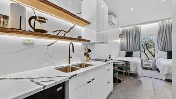 Stovetop, cookware/dishes/utensils, dining tables