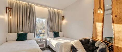 Escritorio, wifi y ropa de cama