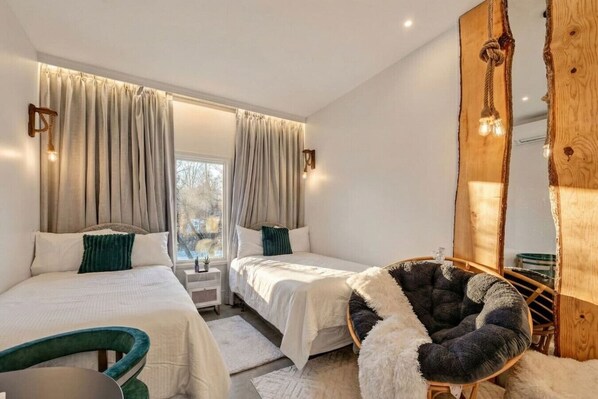 مكتب وواي فاي وملاءات أسرّة