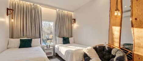 Desk, WiFi, bed sheets