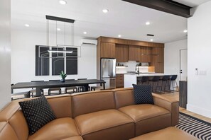 TV, peis og kontorer