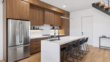 Kjøleskap, mikrobølgeovn, ovn og kokeplater