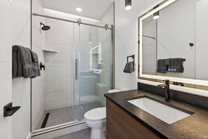 Shower, hair dryer, towels - Modern Luxury @ Copper View Moab (Moab)