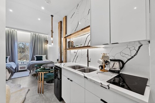 Cozy Modern Studio Near Lake • Porch & Fire Pit