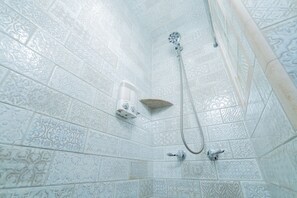 Regadera, toallas, jabón, shampoo