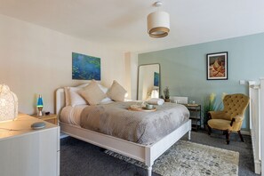 Iron/ironing board, Internet, bed sheets - Stylish Quayside Duplex 2Bed Free Parking City Centre Wi Fi (Gateshead)