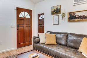 TV - Sip, Golf & Unwind: Couple's Retreat in Fallbrook (Fallbrook)