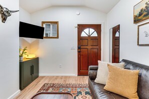 TV - Sip, Golf & Unwind: Couple's Retreat in Fallbrook (Fallbrook)