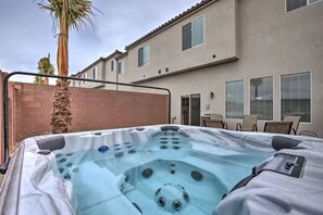 Outdoor spa tub - Modern Home - All NEW - Pool HotTub+FirePit+xBox (Washington)