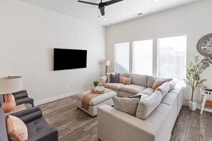 Living area - Modern Home - All NEW - Pool HotTub+FirePit+xBox (Washington)